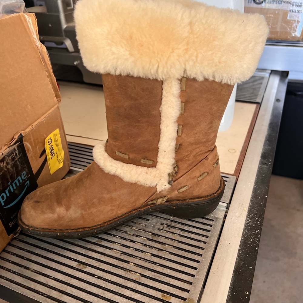 UGGS - Picture 2 of 3